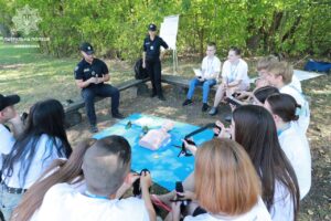 У Кременчуці молодь навчали рятувати життя: патрульні провели тренінг із домедичної допомоги - Новини Кременчука3