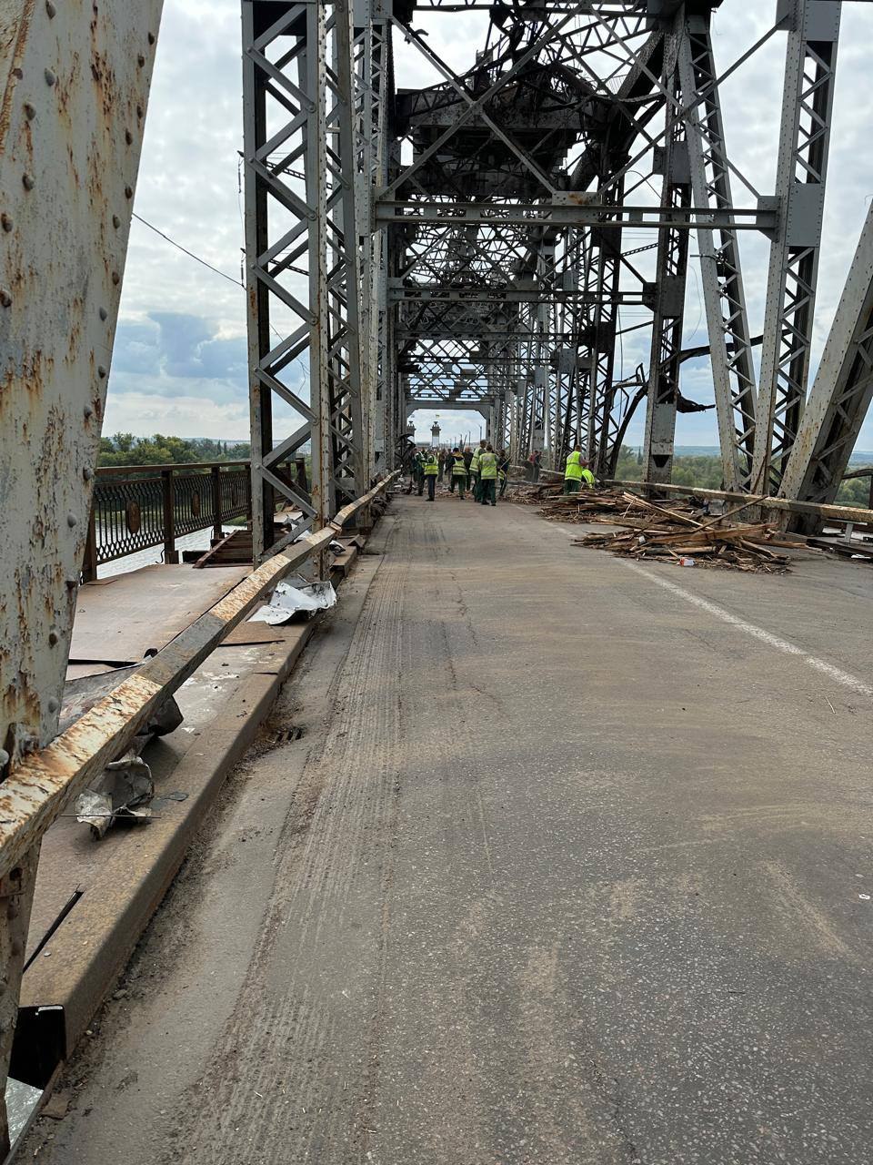 Наслідки атаки шахедами по Крюківському мосту - Новини Кременчука0