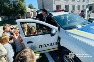 Безпека на дорозі: поліцейські Кременчука провели для школярів урок з правил дорожнього руху - Новини Кременчука1