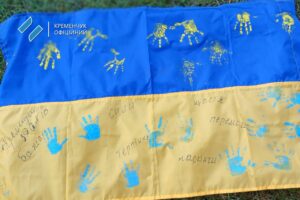 «Дитячі долоньки проти війни»: у Кременчуці малеча створила оберіг для військових1