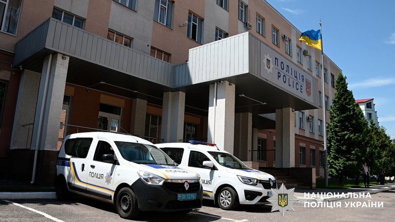 У Полтаві автомобіль пошкодив спортивний майданчик: поліція вилучила транспорт0