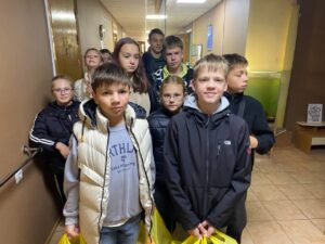 Кременчуцькі школярі передали подарунки військовим у шпиталі1