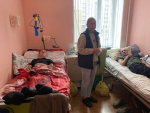 Кременчуцькі школярі передали подарунки військовим у шпиталі2