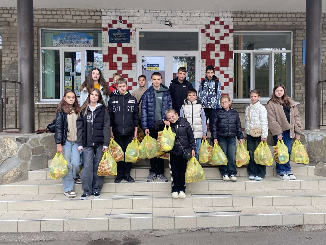 Кременчуцькі школярі передали подарунки військовим у шпиталі0