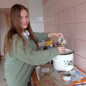 Молодь Кременчука виготовляє окопні свічки та плете сітки для українських воїнів3