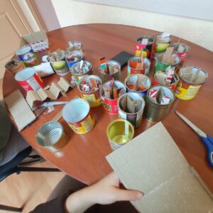Молодь Кременчука виготовляє окопні свічки та плете сітки для українських воїнів2