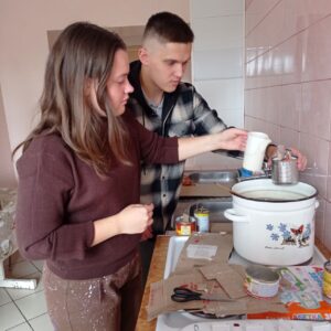 Молодь Кременчука виготовляє окопні свічки та плете сітки для українських воїнів4