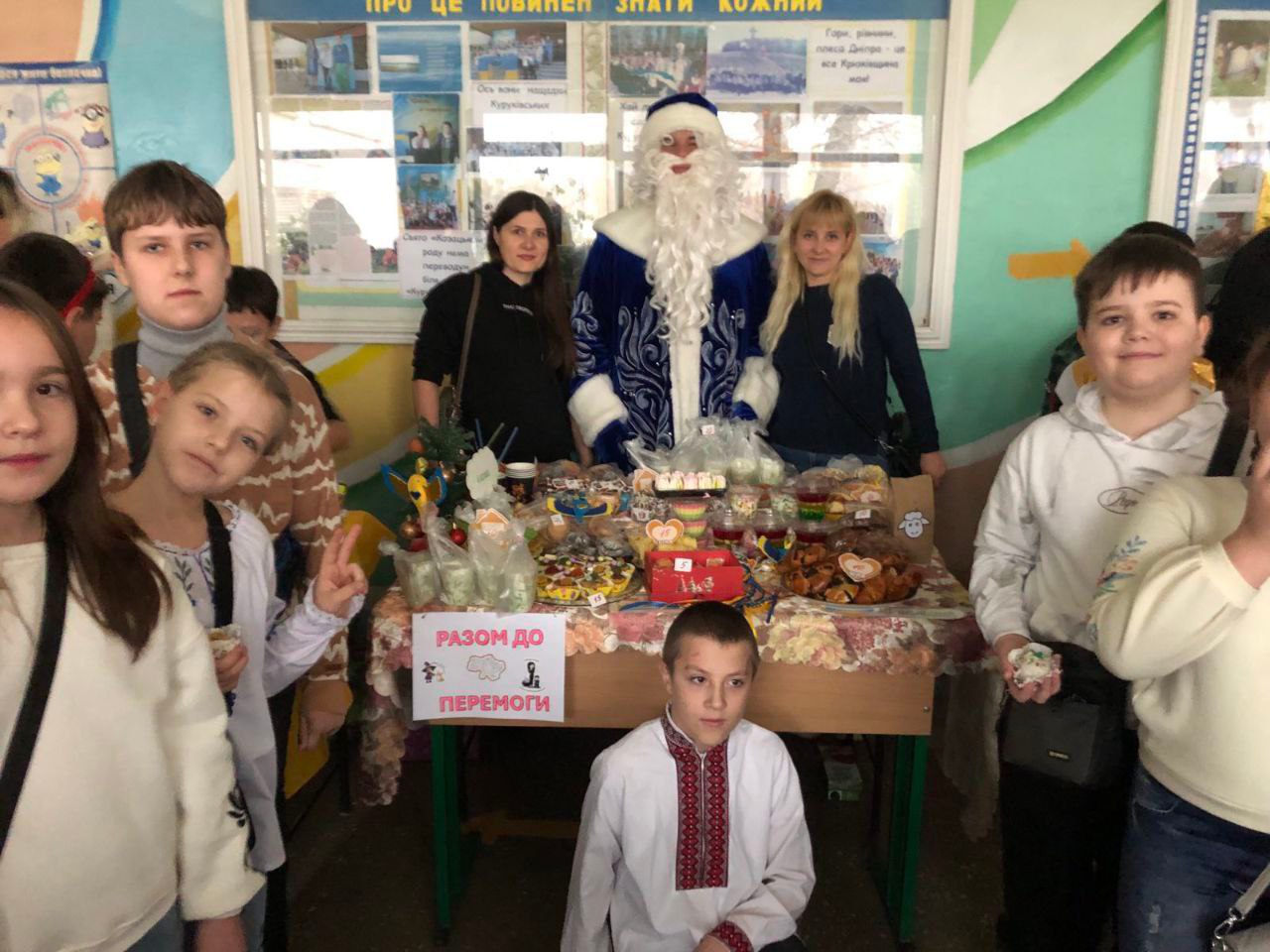 У Кременчуцькій гімназії №7 зібрали понад 32 тисячі гривень для ЗСУ на благодійному новорічному ярмарку