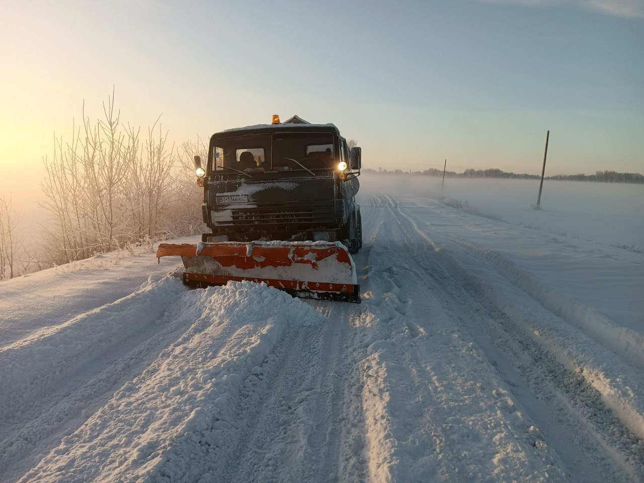 На Полтавщині триває розчищення місцевих автошляхів від снігу