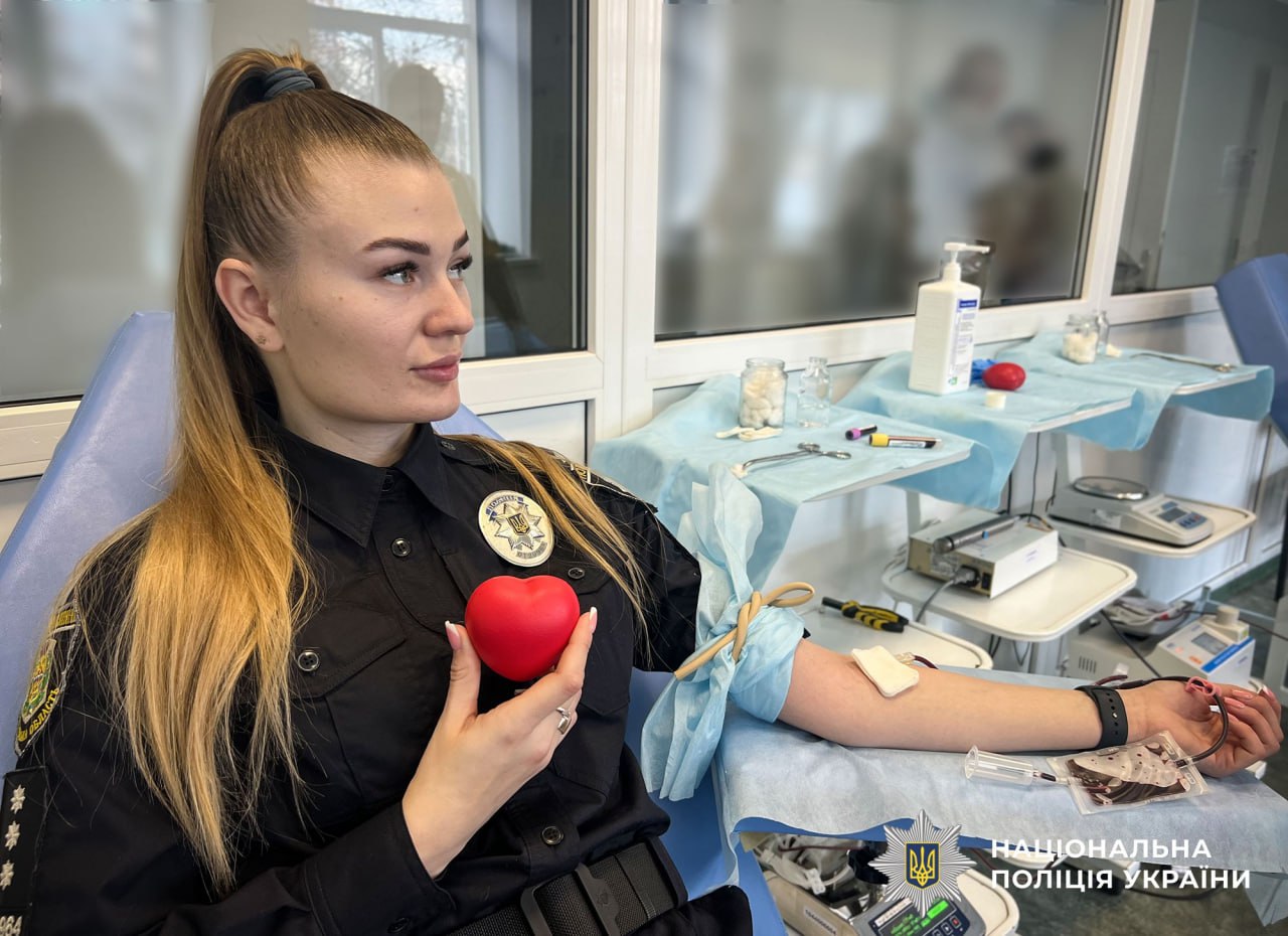 Поліцейські Кременчука здали кров для порятунку захисників та захисниць