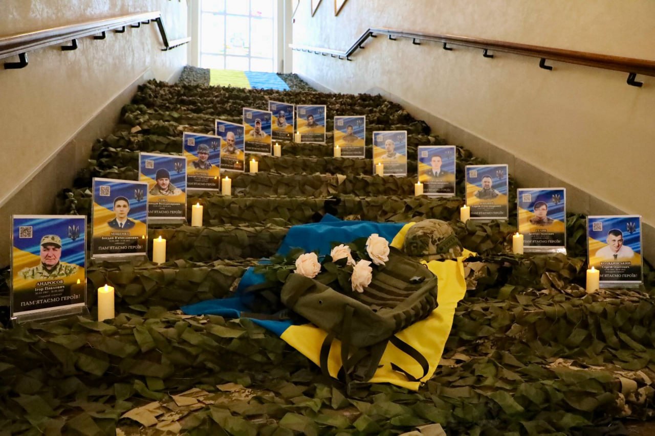 У Кременчуці рідним загиблих воїнів вручили відзнаки «Захисник України – Герой Кременчука»