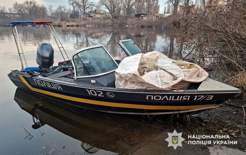 На Кременчуцькому водосховищі викрили браконьєра та вилучили понад 400 метрів сіток