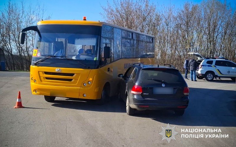 Поліція встановлює обставини ДТП у Миргородському районі за участю шкільного автобуса