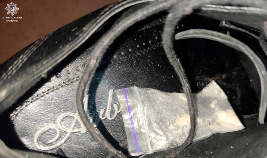 У Кременчуці патрульні виявили чоловіка з речовиною, схожою на наркотичну