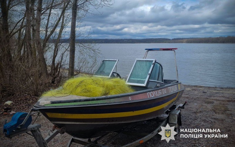 На Полтавщині поліцейські вилучили браконьєрські сітки та повернули рибу у водойму