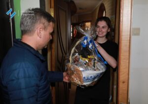 У Кременчуці напередодні Великодня привітали дітей, які потребують особливої підтримки