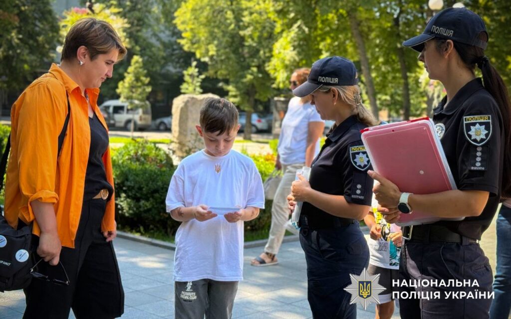 Світловідбивачі, шоломи та уважність: у Кременчуці поліцейські нагадали правила безпечної поведінки на дорозі