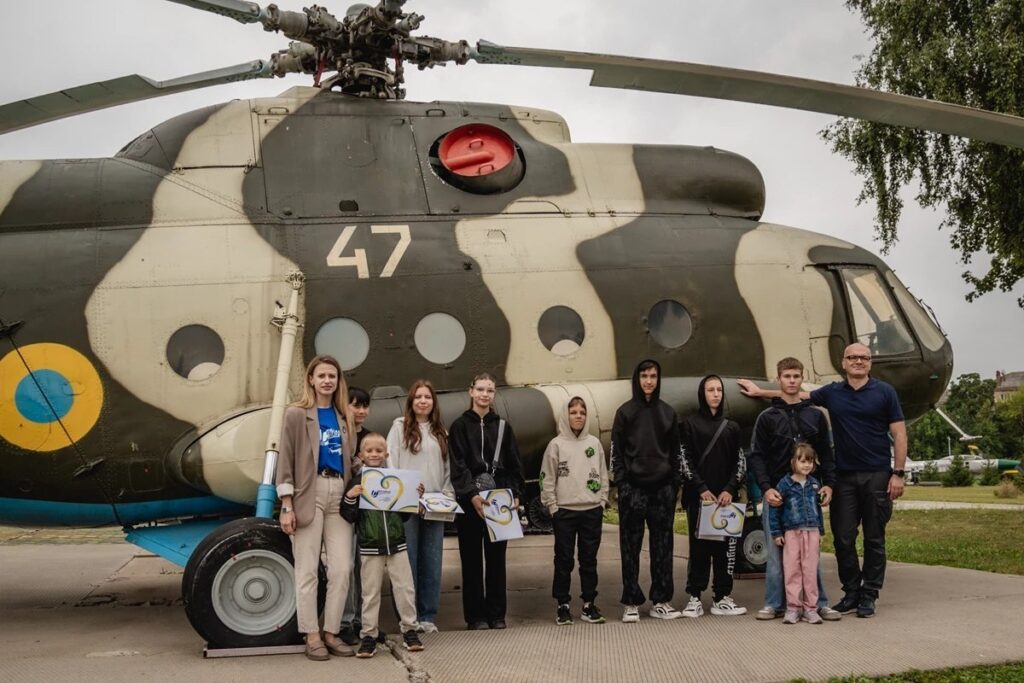 Дітям загиблих захисників із Полтавщини передали подарункові сертифікати до нового навчального року