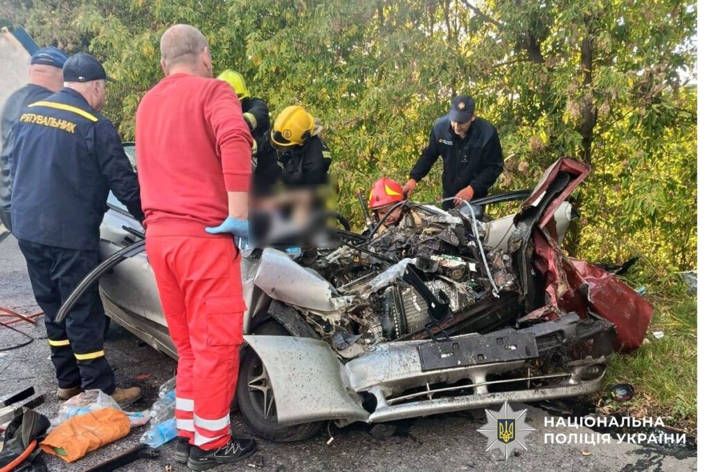 На Миргородщині легковик зіткнувся з КАМАЗом: водія госпіталізували