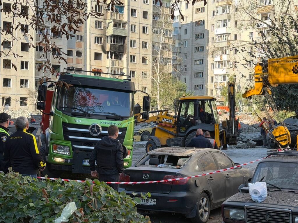 У Кременчуці триває ліквідація наслідків ворожих обстрілів