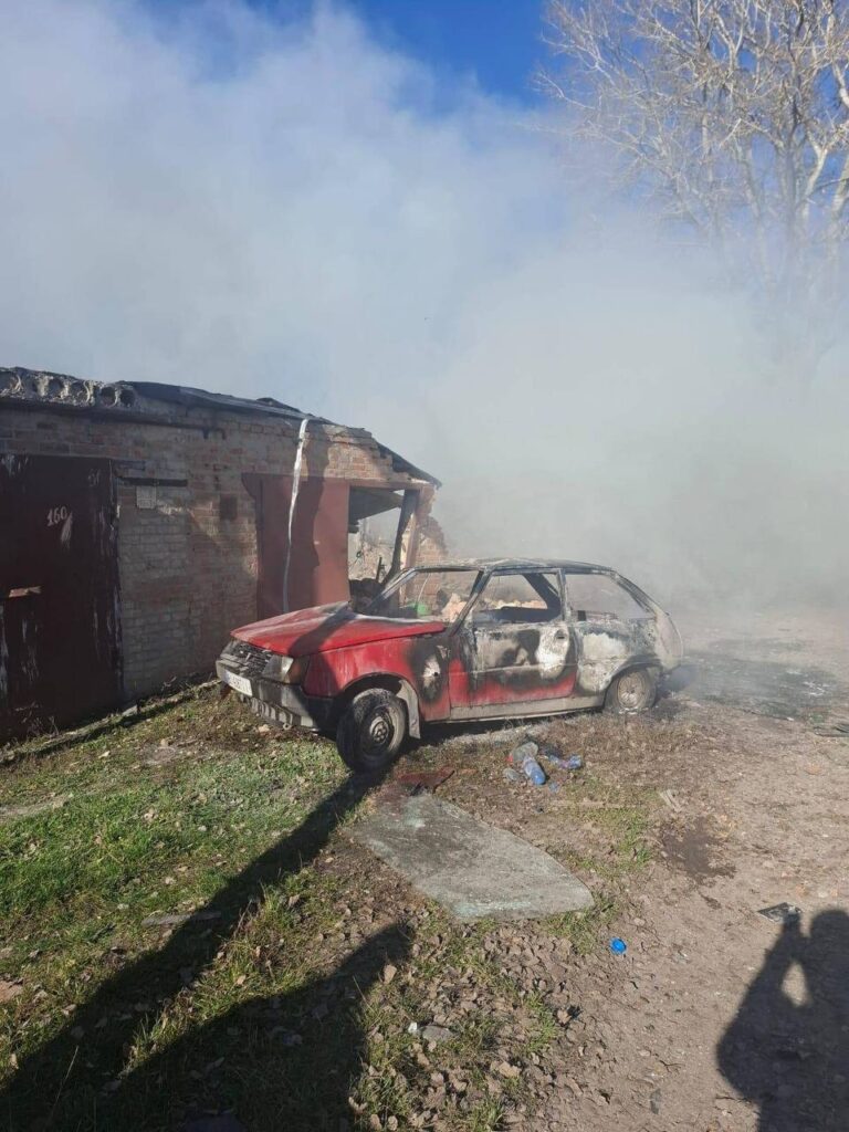 У Полтаві внаслідок падіння ворожого БпЛА загорілися гараж та автомобіль: постраждали двоє чоловіків